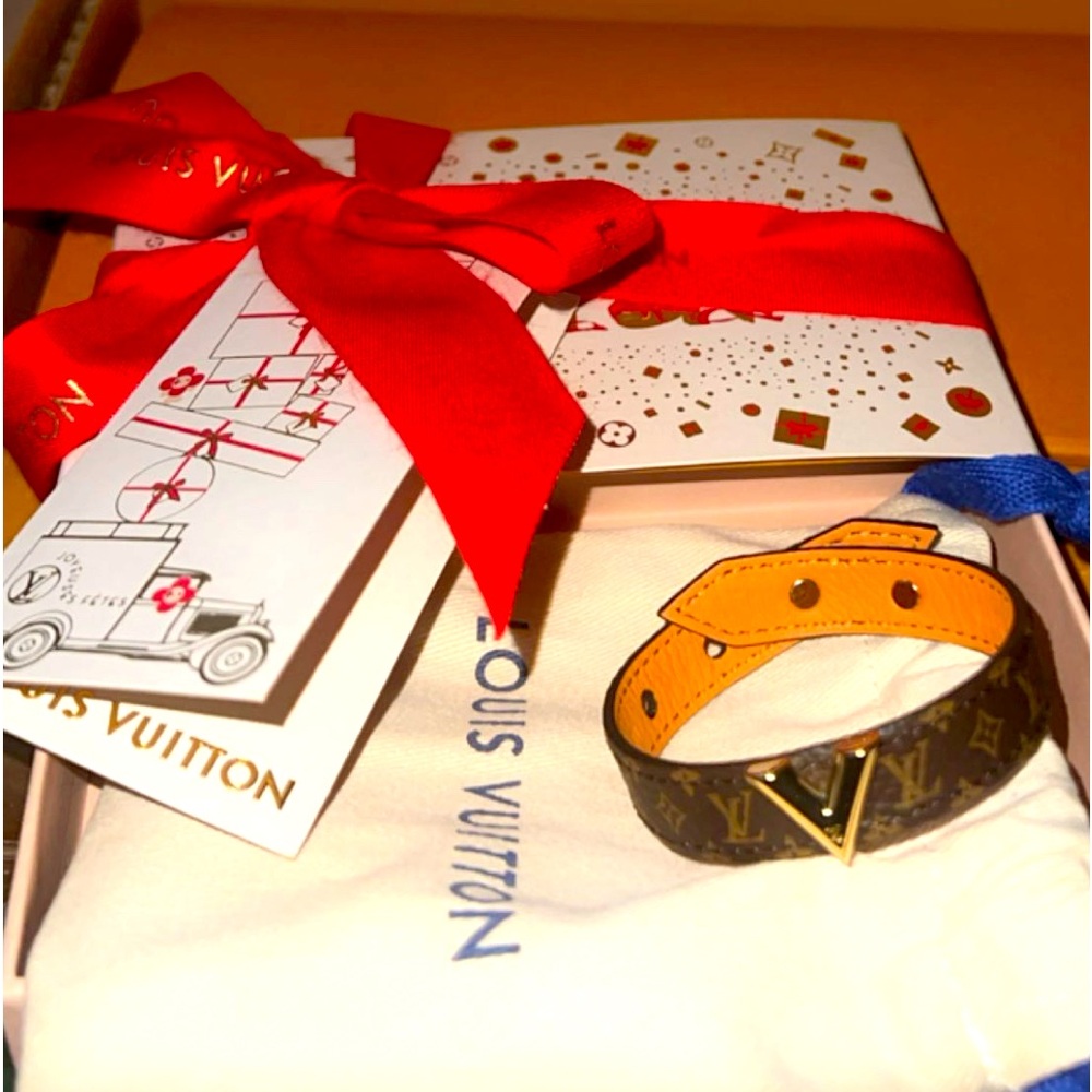 Louis Vuitton essential V bracelet